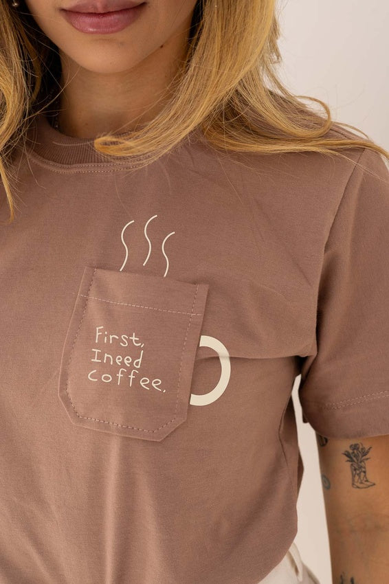 Tshirt Bolsinho First I Need Coffee