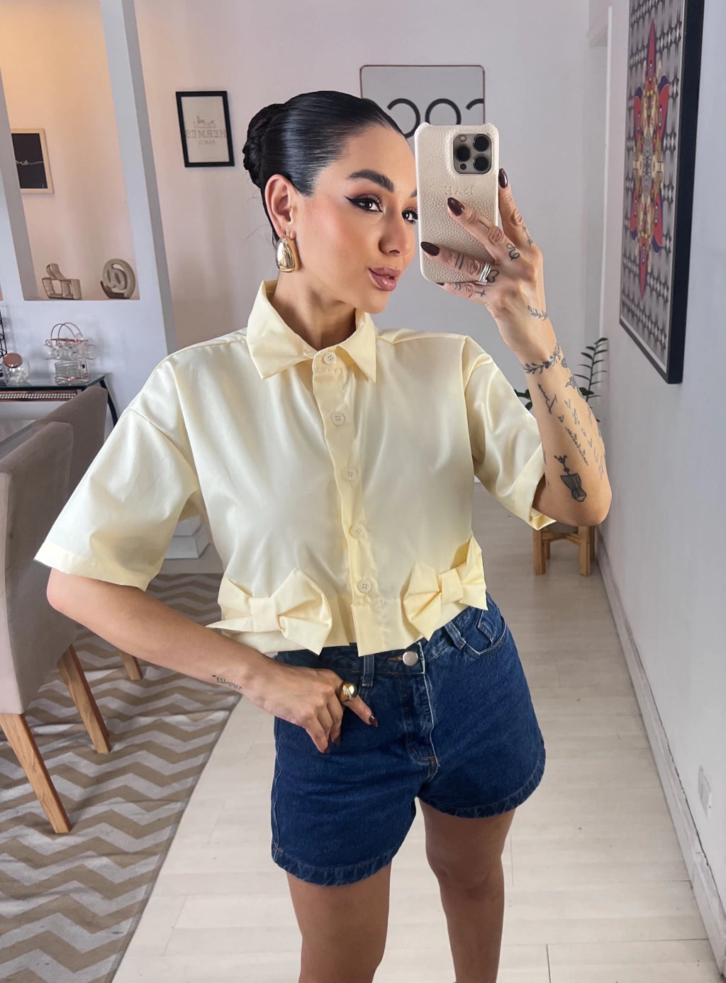 Camisa manga curta com laços na laterais -